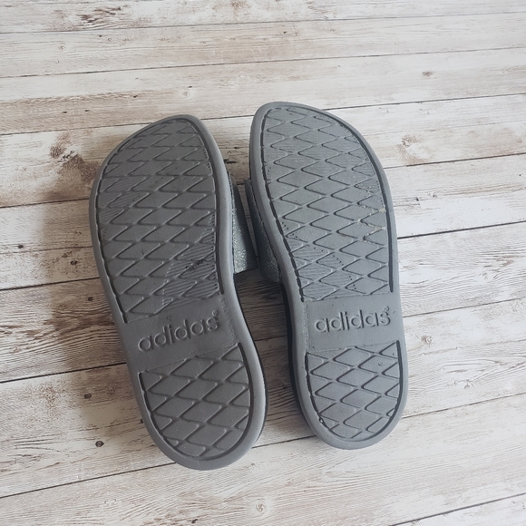Adidas Adilette Slides Unisex Little Kids Size 2. - Picture 3 of 4